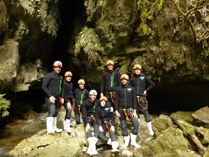 와이토모 동굴.jpg