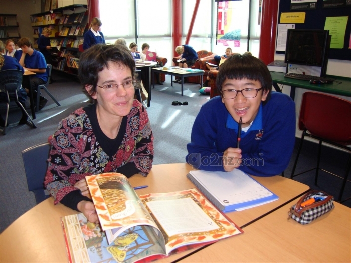 Working-with-a-teacher-assistant-in-the-library-Large1.jpg