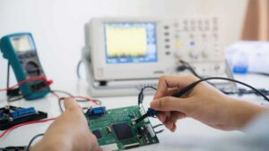 Technician Checks Electronic Device 1000x563 1